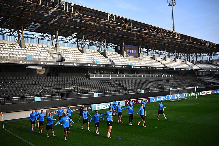 आइसलैंडिक फुटबॉल एसोसिएशन: लगभग 30 आइसलैंडिक प्रशंसक टीम का उत्साह बढ़ाने के लिए मेहमान टीम के स्टेडियम में गए।