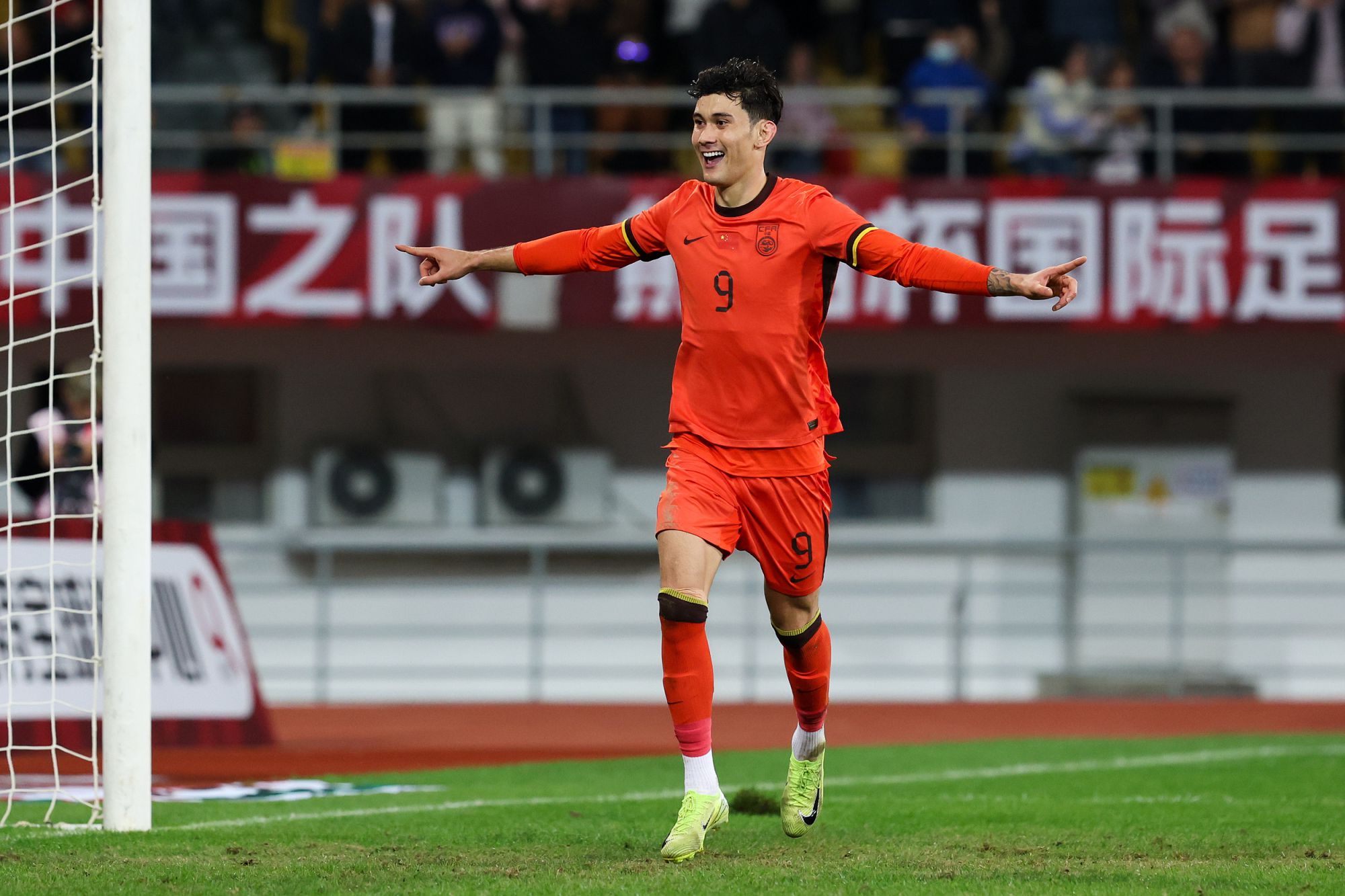 पांडा कप स्टैंडिंग: 4 टीमें 3 अंकों के साथ बराबरी पर हैं, और चीनी टीम अपने गोल अंतर लाभ के कारण अस्थायी रूप से पहले स्थान पर है।