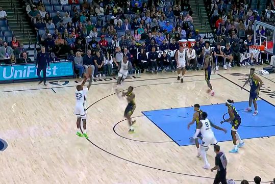 कायर ने तीसरे क्वार्टर में 5 में से 6 शूटिंग पर 15 अंक बनाए। ग्रिज़लीज़ ने क्वार्टर में 43 अंकों और 19 अंकों के साथ पेसर्स का नेतृत्व किया।