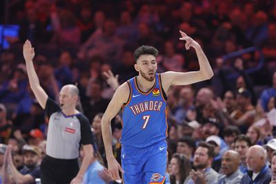 विकास करते रहो! होल्मग्रेन ने 27 मिनट में 31+12 स्कोर करते हुए 6 थ्री-पॉइंटर्स के साथ एक नई ऊंचाई हासिल की।