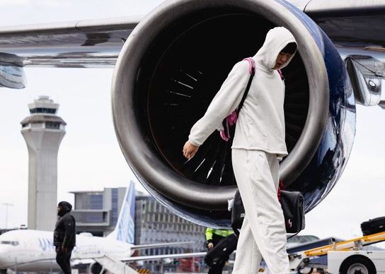 आइये मेहमान टीम के मैदान की ओर चलें! ट्रेल ब्लेज़र्स के आधिकारिक सोशल मीडिया ने तस्वीरें पोस्ट कीं, फोटो में यांग हैनसेन दिखाई दीं