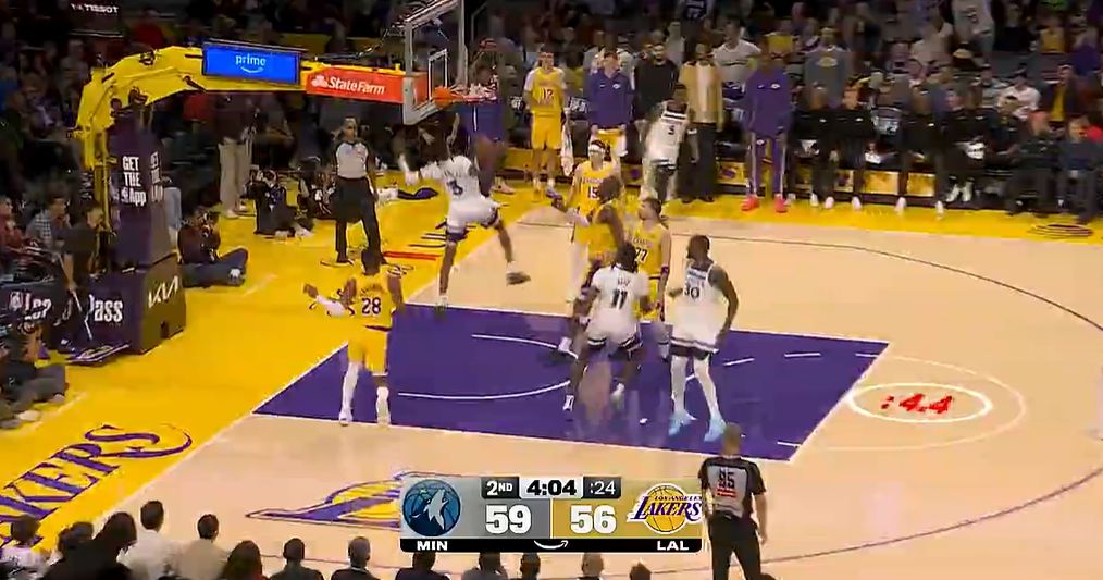 क्या विरोधाभास है! टिम्बरवॉल्व्स ने फ्रंटकोर्ट में रिबाउंडिंग में 10-1 की बढ़त ले ली और दूसरे हमले में 18-0 का स्कोर बनाया।