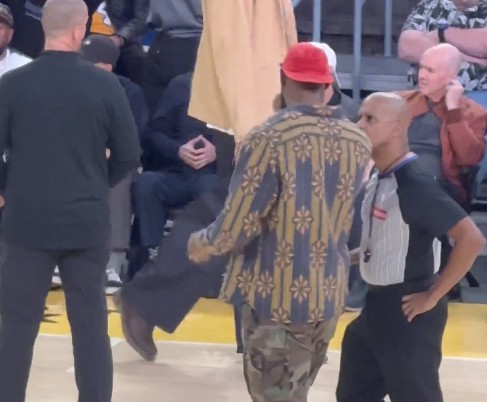 कहा हुआ? ब्रेक के दौरान जेम्स रेफरी के साथ संवाद करने के लिए कोर्ट पर गए।