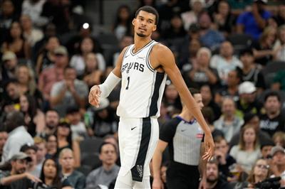 वेनबन्यामा ने अपनी शारीरिक प्रतिभा दिखाई और पहले क्वार्टर में 2 शॉट रोके, जबकि पेलिकन के पास केवल 1 शॉट था