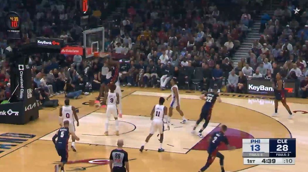 हॉट बॉल नियंत्रण! मिशेल ने 4 में से 5 शूटिंग पर 15 अंक बनाए और कैवलियर्स ने पहले क्वार्टर में 14 अंकों के साथ 76ers का नेतृत्व किया।