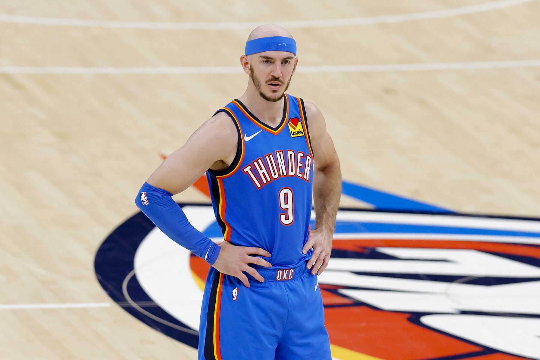 लेकर्स के रिजर्व ने हाफटाइम तक केवल 2 अंक बनाए, जबकि थंडर के कारुसो ने अकेले 10 अंक बनाए।