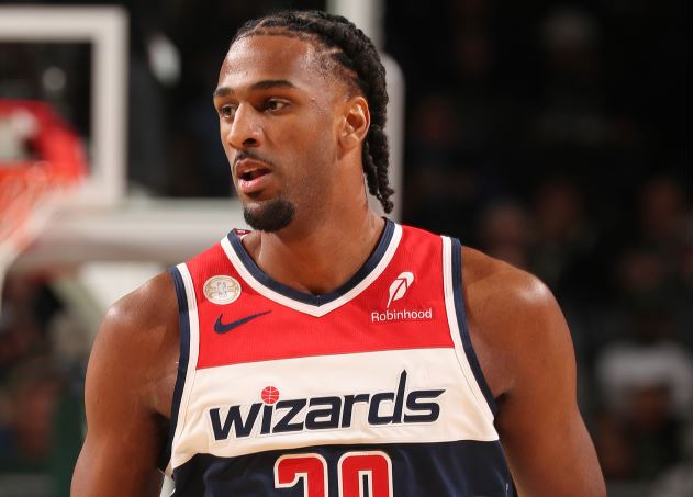 अपने सर्वोत्तम प्रयास कीजिए! सर्र ने 15 में से 10 शॉट्स पर 25 अंक बनाए और 11 रिबाउंड हासिल किए।