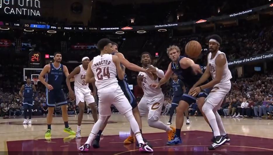 गेंद पर नियंत्रण की कुछ समझ वापस पाएँ! मिशेल ने दूसरे क्वार्टर में 0 अंक और तीसरे क्वार्टर में 6 अंक बनाए