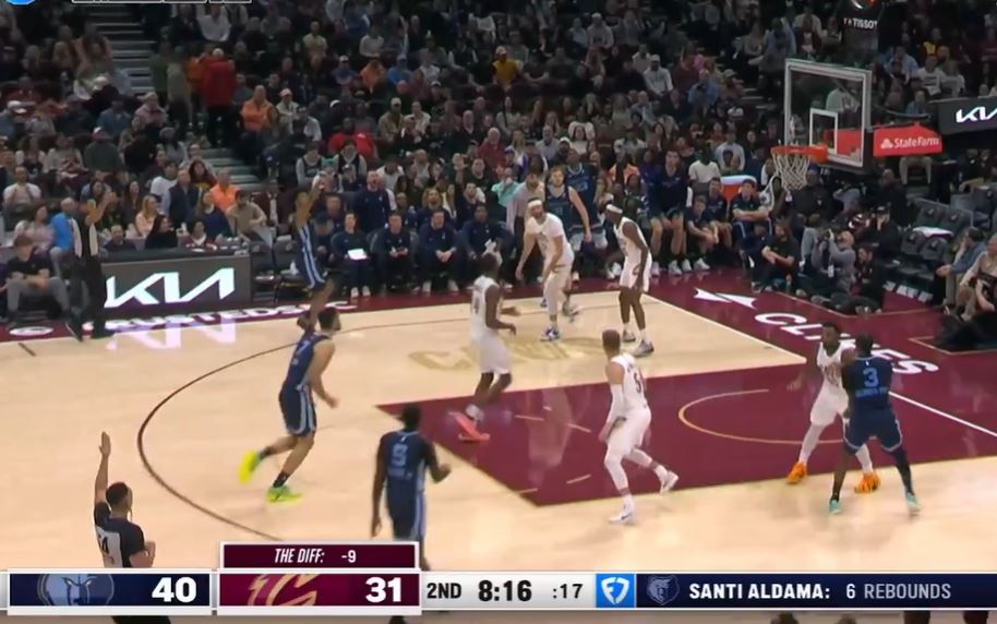 बहुत सारे फ्री थ्रो! जेरेन जैक्सन जूनियर ने हाफ में 11 में से 10 फ्री थ्रो पर 17 अंक बनाए