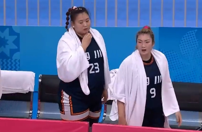 एक मंदी की लड़ाई! ली मेंग ने 6 में से 1 शॉट पर 2 अंक, 1 रिबाउंड और 3 सहायता प्राप्त की।